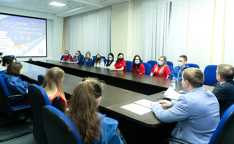 Владимир Кравченко провел встречу с волонтёрами, работающими в добровольческом центре региона