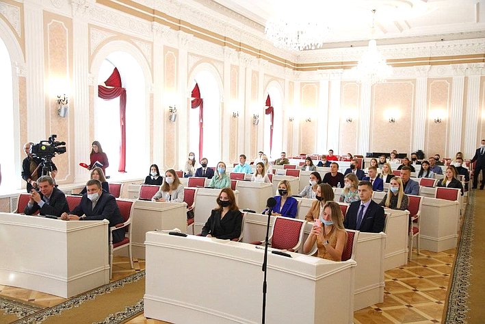 Юлия Лазуткина приняла участие в IX заседании Молодежного парламента при Законодательном Собрании региона