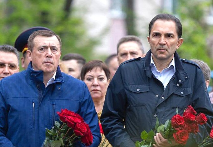 Андрей Хапочкин вместе с губернатором области, депутатами Сахалинской областной Думы, членами регионального правительства возложил цветы к мемориалу памяти