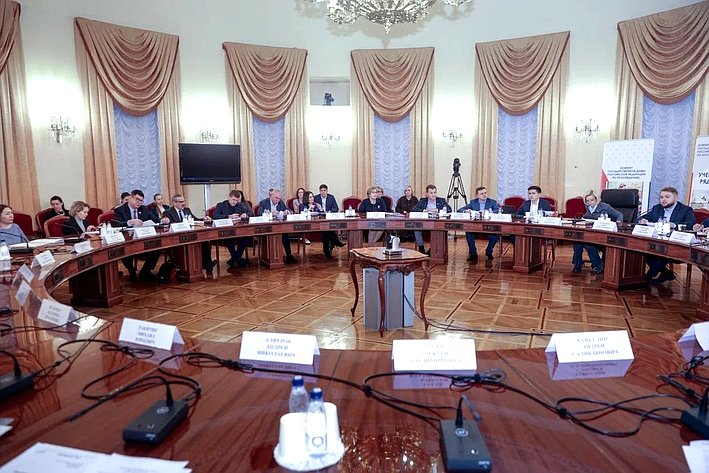 Андрей Хапочкин принял участие в круглом столе, организованном Государственной Думой, на котором законодатели обсудили поправки в закон «Об образовании в Российской Федерации»