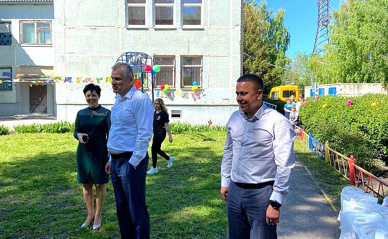 Айрат Гибатдинов в Международный день защиты детей посетил ряд детских образовательных учреждений региона