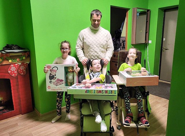 Эдуард Исаков в рамках Новогодней недели добра вручил новогодние подарки ханты-мансийским семьям, где воспитывают детей с инвалидностью