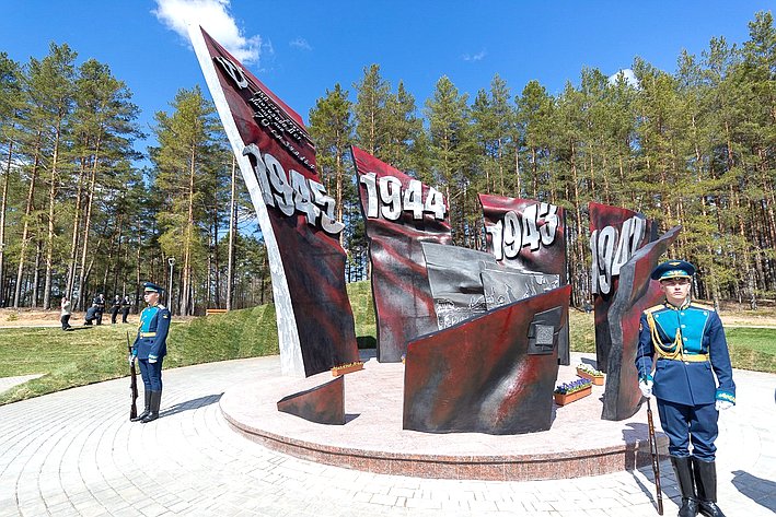 Ооткрытие мемориала «Знамя Победы» в Псковской области