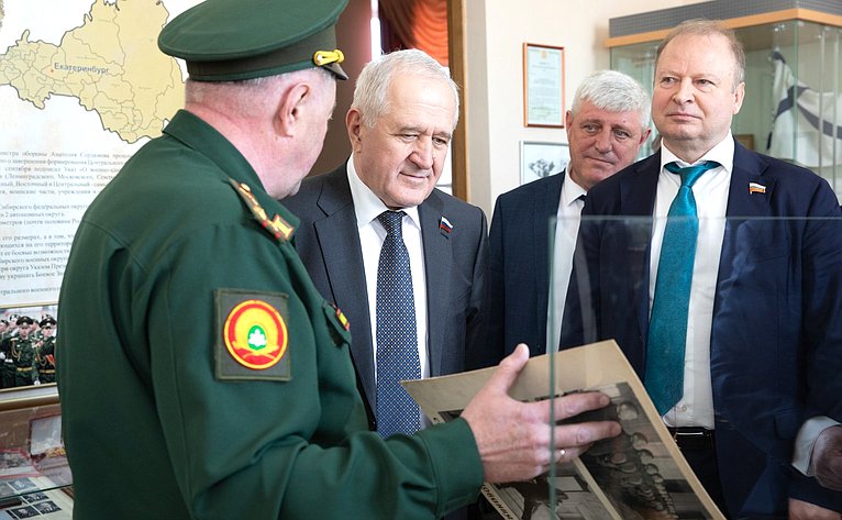 В рамках выездного заседания Комитета СФ по обороне и безопасности сенаторы посетили Екатеринбургское суворовское военное училище)