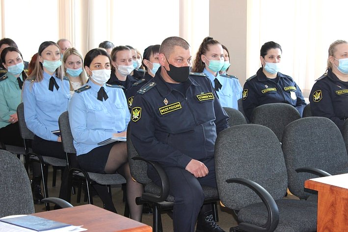 Юрий Валяев провел встречу с сотрудниками отдела по координации деятельности судебных приставов автономии