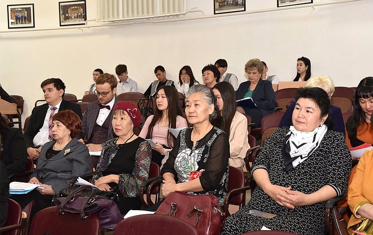 Научно-практическая конференция в Республике Алтай, посвященнная роли женщины как наставника в истории Горного Алтая
