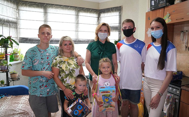 Инна Святенко вместе с волонтерами поддержала акцию «Собери ребёнка в школу», навестив семью Головых, в которой воспитываются четверо детей