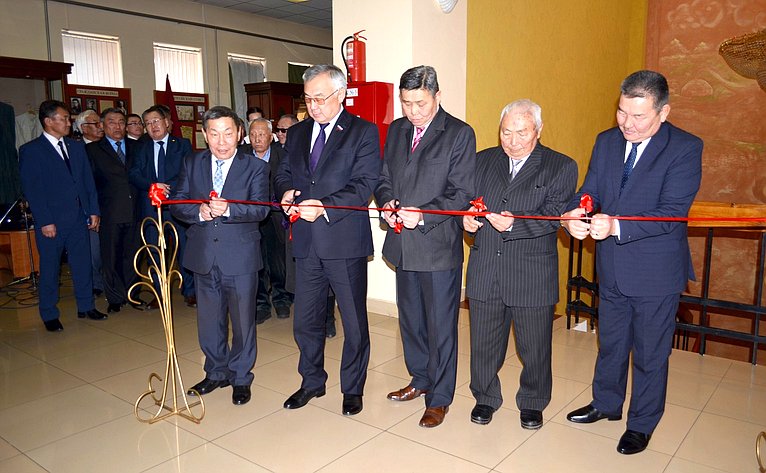 Баир Жамсуев принял участие в открытии музейной выставки в Агинском Бурятском округе