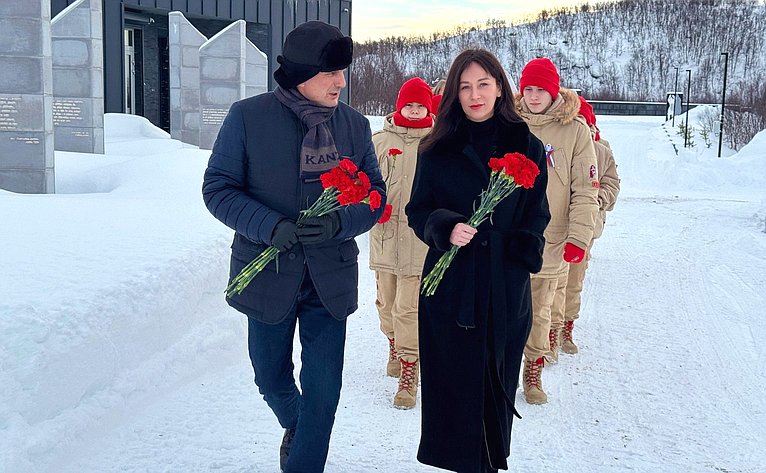 Елена Дягилева возложила цветы к мемориальной стене, на которой высечены имена защитников Кольского Заполярья