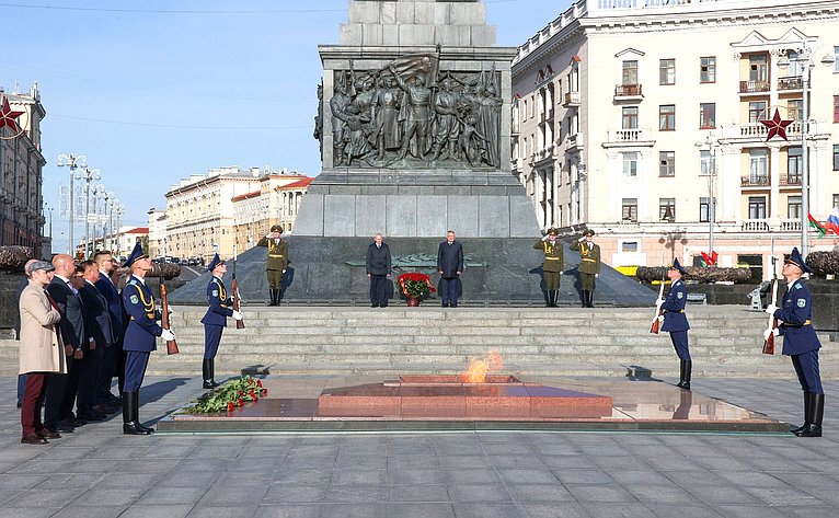 Сенаторы приняли участие в возложении цветов к Монументу Победы (фото: Пресс-служба Совета Республики Национального собрания Беларуси)