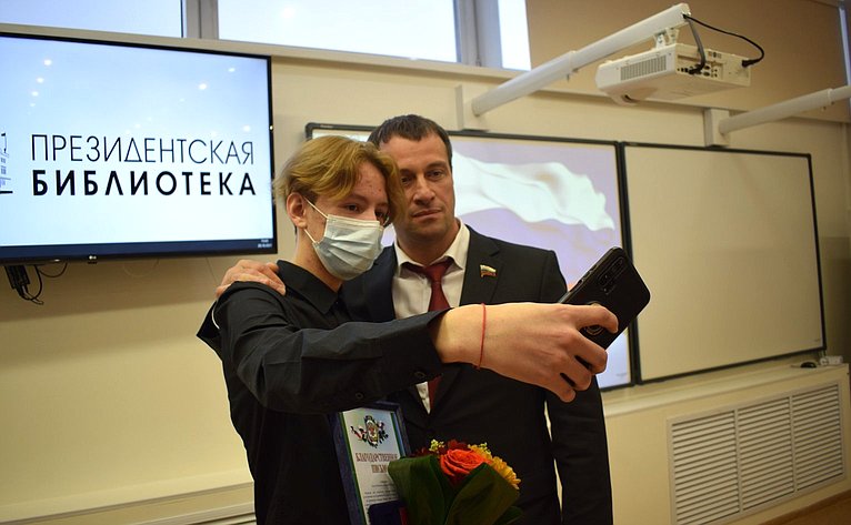 Эдуард Исаков наградил школьника из Югры памятной медалью «За проявленное мужество»