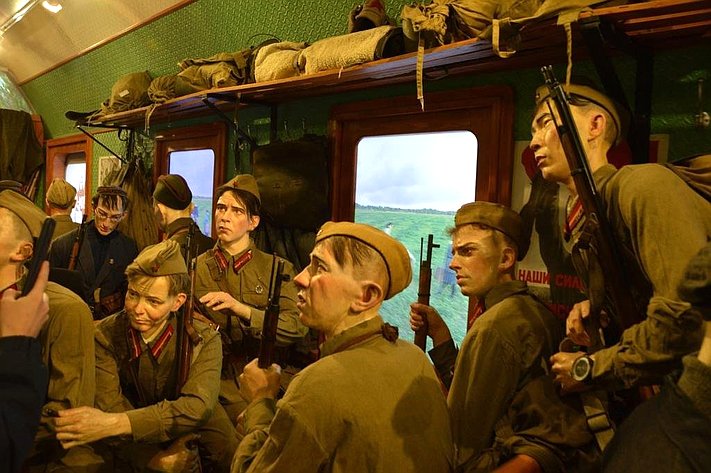 Сенаторы посетили выставку «Поезд Победы» в Мурманске