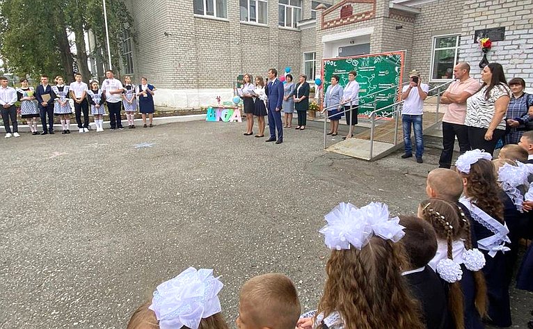 Павел Тараканов принял участие в торжественных линейках и провел открытые уроки в школах Тюменской области