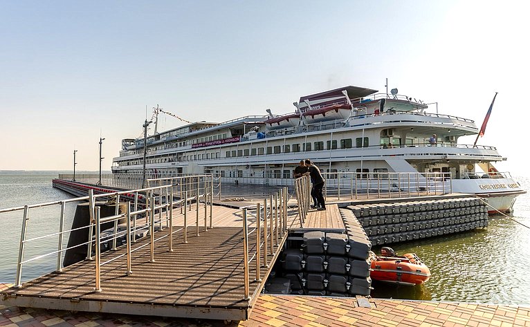 Плавучий причал в морском порту Таганрога принял первых пассажиров
