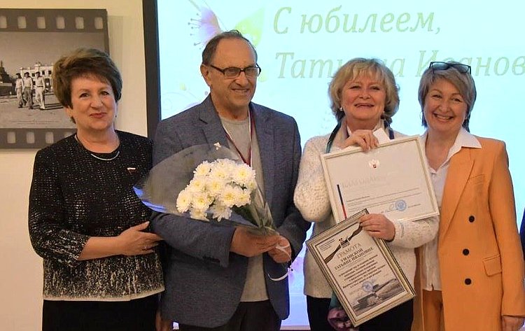 Екатерина Алтабаева вручила Благодарность Председателя Совета Федерации