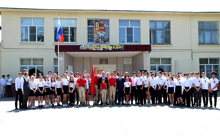 Александр Башкин принял участие в торжественной церемонии вступления в «Юнармию» учеников одной из школ Астрахани