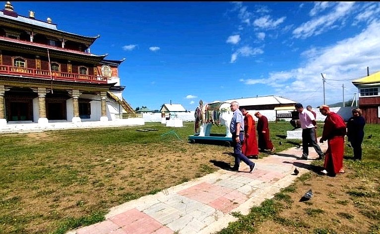 Баир Жамсуев в ходе поездки в регион посетил один из старейших и крупнейших буддийских храмов (дацанов) России — Цугольский дацан «Даши Чойпэллинг»