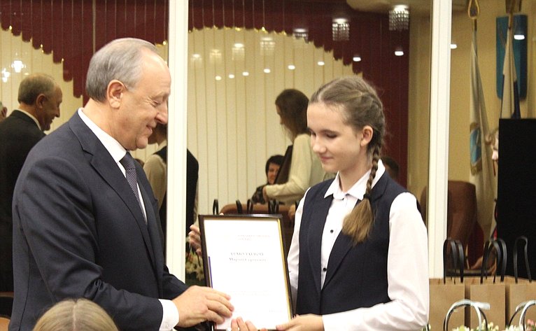 Валерий Радаев наградил победителей VI Всероссийской школы-конкурса «Портрет твоего края»