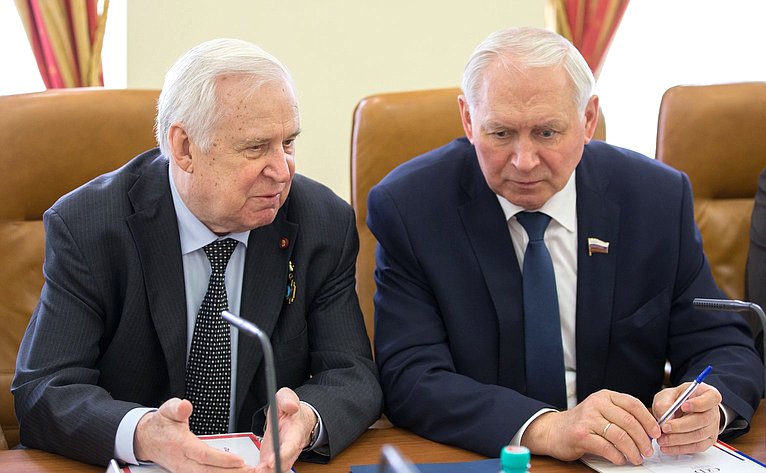 В. Рыжков и Н. Тихомиров на заседании Комитета по федеративному устройству, региональной политике, местному самоуправлению и делам Севера