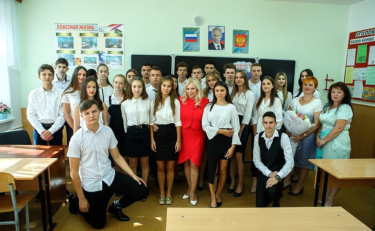 Сенатор Ольга Ковитиди посетила симферопольскую общеобразовательную школу № 18