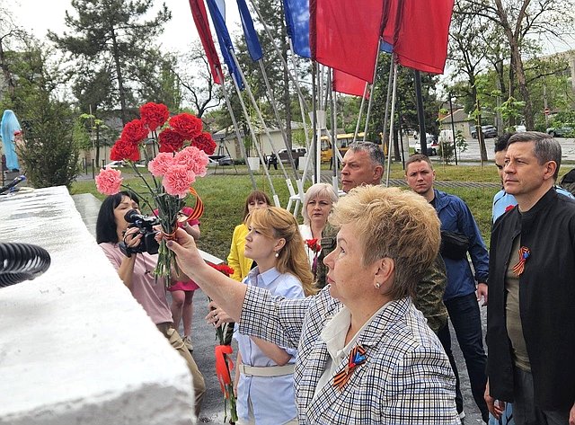 Ольга Бас приняла участие в торжественном открытии сквера Советскому солдату ЛНР