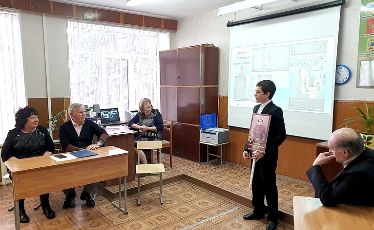 Михаил Афанасов посетил школу №1 в станице Ессентукской