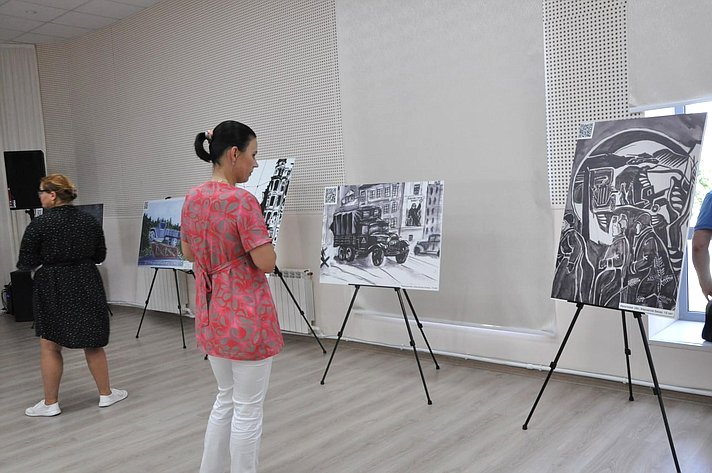 Елена Писарева в ходе поездки в регион приняла участие в открытии выставки детского рисунка, посвящённой «Дороге жизни»