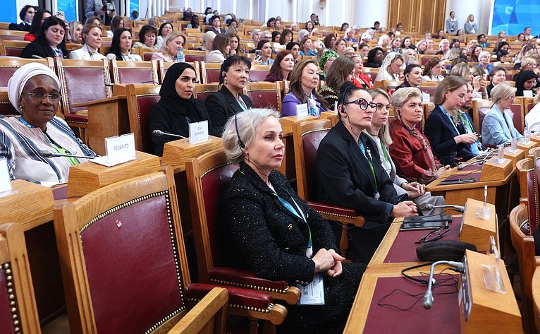 Пленарное заседание IV Евразийского женского форума «Женщины за укрепление доверия и глобальное сотрудничество»