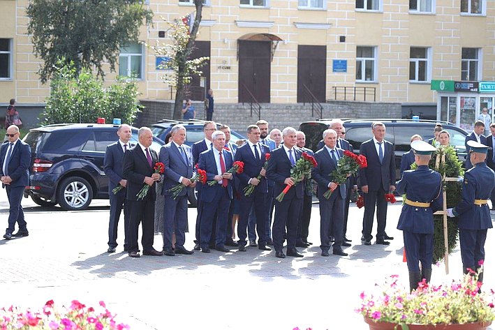 Парламентарии возложили венок и цветы к мемориалу «Могила Неизвестного солдата» и почтили память защитников Родины минутой молчания