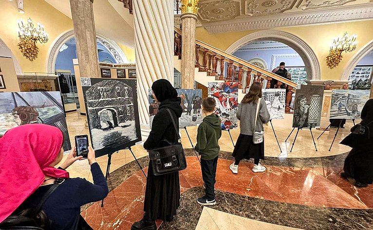 Дмитрий Василенко представил в Чеченской Республике выставку детского рисунка, посвященную 80-летию полного освобождения Ленинграда от фашистской блокады