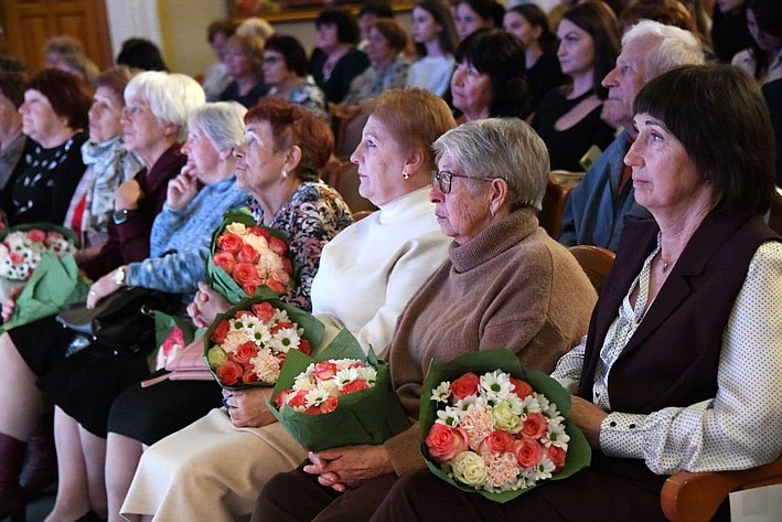 Лариса Мельник вручила благодарственные письма медицинским работникам Севастополя