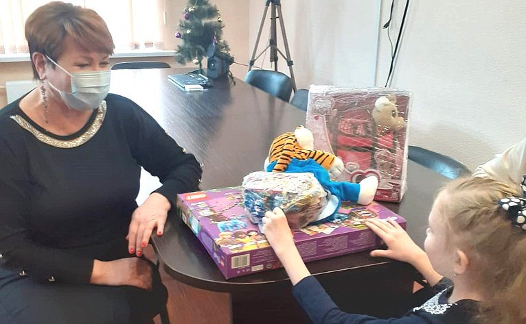 Елена Перминова вручила новогодние подарки юной жительнице Кургана