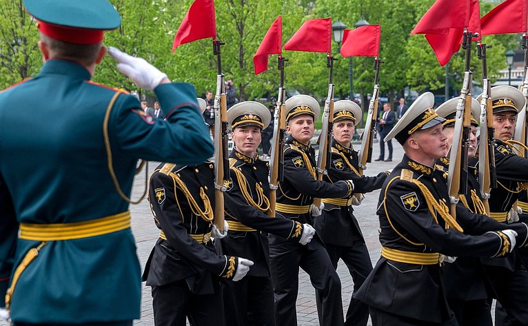 Возложение венка и цветов к Могиле Неизвестного Солдата у Кремлевской стены