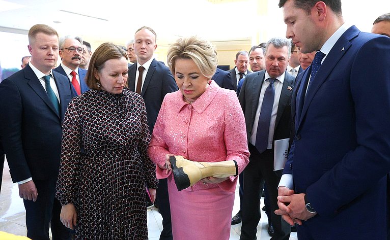 Валентина Матвиенко и Министр промышленности и торговли РФ Антон Алиханов ознакомились с выставкой, посвященной передовым разработкам отечественной промышленности