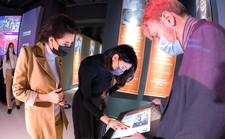 Маргарита Павлова посетила мультимедийную выставку «Холокост: уничтожение, сопротивление, спасение» в челябинском историческом парке