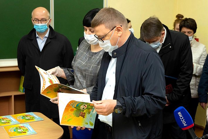 Олег Цепкин в рамках поездки в Саткинский район посетил ряд образовательных учреждений