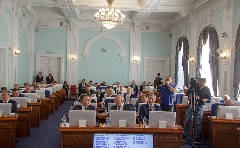 Дмитрий Перминов выступил на очередном заседании регионального парламента с отчетом о своей работе в Совете Федерации