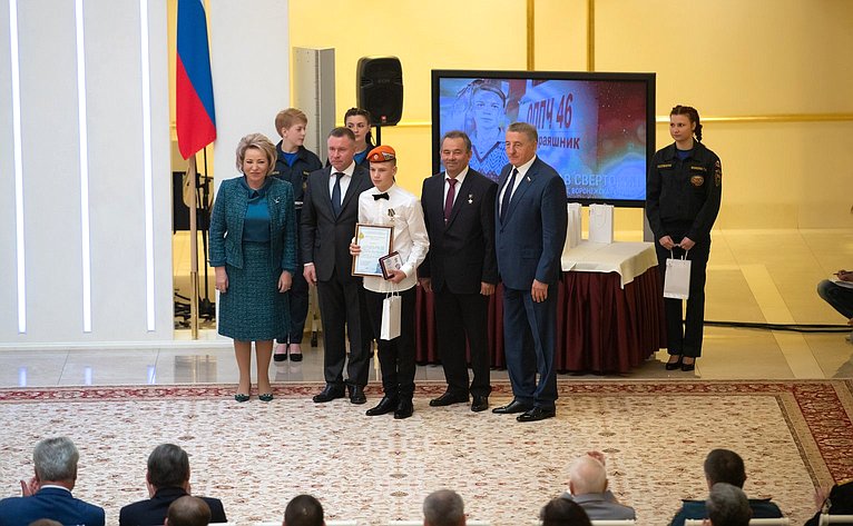 Награждение Вячеслава Свертокина медалью «За мужество в спасении»