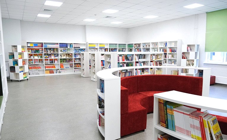 В рамках работы Х Парламентского форума «Историко-культурное наследие России» в Великом Новгороде Валентина Матвиенко посетила детскую общеобразовательную школу имени Г.Р. Державина и Дом музыки имени С.В. Рахманинова
