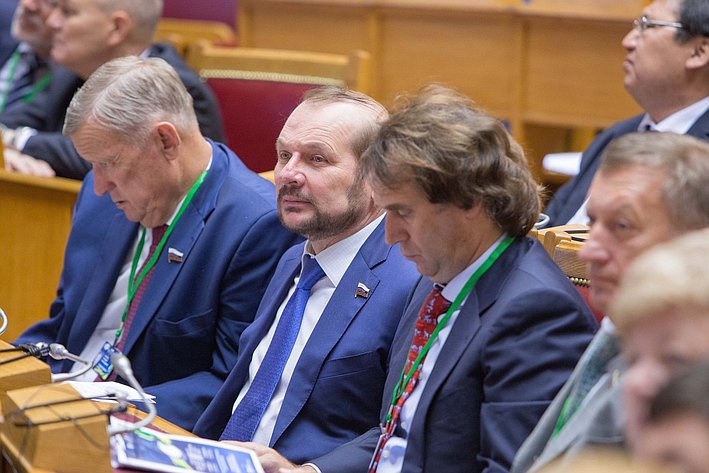 Пленарное заседание VII Невского международного экологического форума Белоусов и Лисовский