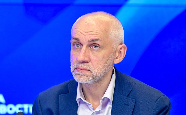 В пресс-центре МИА «Россия сегодня» прошла пресс-конференция по представленному докладу Международного общественного трибунала по преступлениям украинских неонацистов «Пытки российских военнослужащих: свидетельства освобожденных из украинского плена»