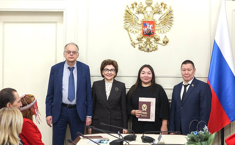 Награждение участников профессиональной переподготовки в сфере эффективных практик устойчивого развития коренных малочисленных народов Севера, Сибири и Дальнего Востока России