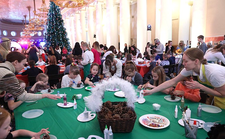 Дети из семей участников специальной военной операции стали гостями праздника «Рождество Христово в Таврическом дворце»