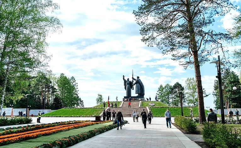 Владимир Кравченко возложил цветы к Мемориалу боевой и трудовой славы в Томске