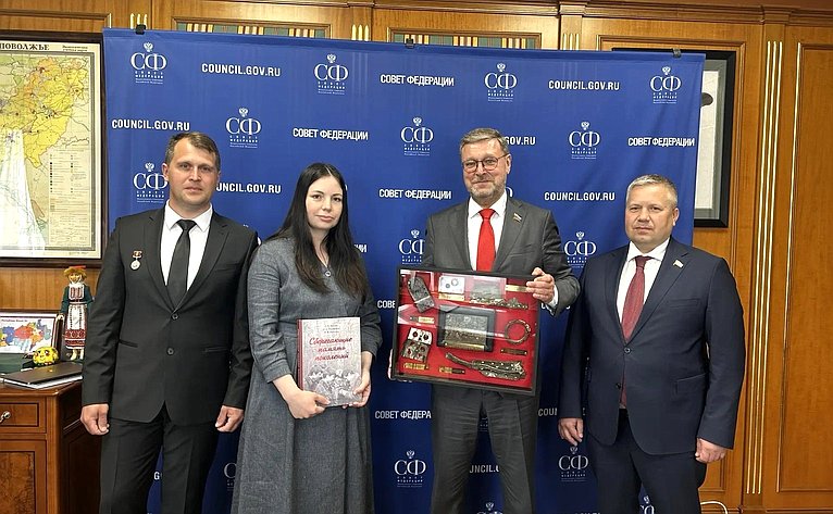 Денис Гусев принял от делегации белорусских поисковиков планшет с фрагментами легендарного самолета Николая Гастелло