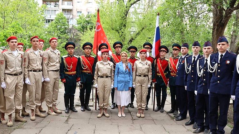Дарья Лантратова приняла участие в патриотической акции «Сад Памяти», поздравила фронтовика и передала билет на Парад Победы ветерану-блокаднице