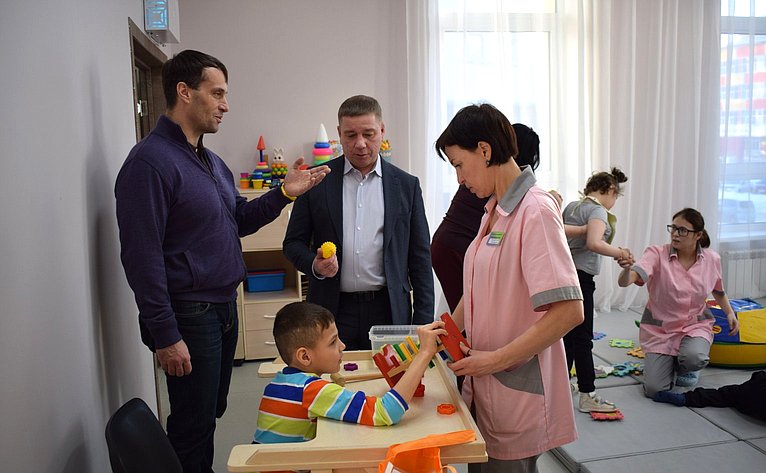 Эдуард Исаков обсудил в Ханты-Мансийске вопросы поддержки участников СВО, а также посетил социальные учреждения
