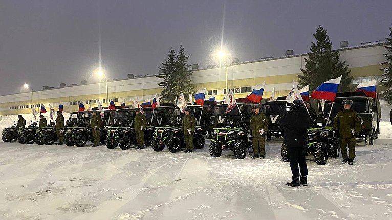 Николай Журавлев принял участие в церемонии передачи партии автомобилей и квадроциклов, предназначенных для военнослужащих из Костромской области, которые выполняют задачи в зоне СВО