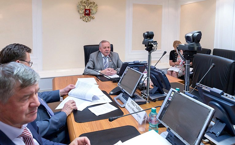 Виталий Шуба провел совещание на тему «Влияние изменений законодательства о налогах и сборах («налогового маневра») в области нефтегазодобывающего сектора на доходы бюджетов бюджетной системы Российской Федерации»
