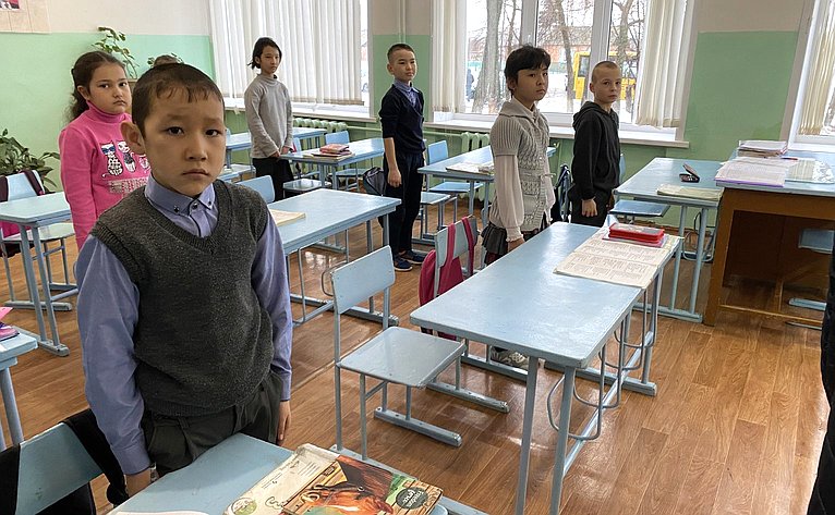 Олег Алексеев осмотрел школу и детский сад села Зеленый Дол